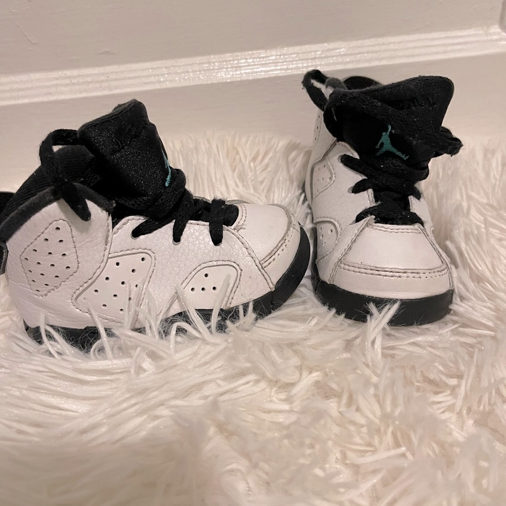 Pre-owned toddler unisex Jordan sneakers size 5C in good conditions!